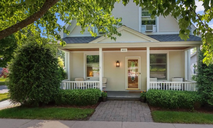 Suttons Bay Casa | **newly updated 2022** Heart of Leelanau Wine Country* BLOCK a from the BEACH!