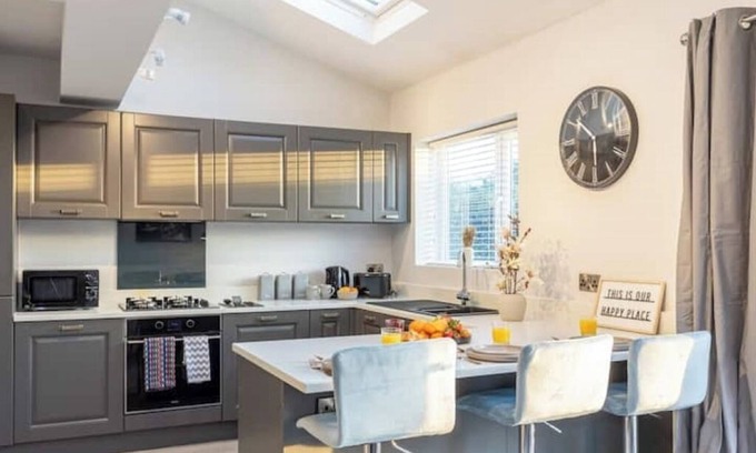 Trafford Casa | Luxury Home | Manchester - Hale Barns | Sleeps 10