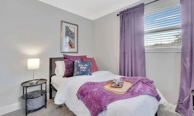 Largo Casa | Luxury Home Mins To HCA Hospital Beach & Downtown