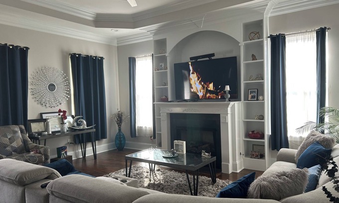 Milneburg Casa | Luxury Home near Downtown ideal for Couples, Friends’ Getaways & Remote Working
