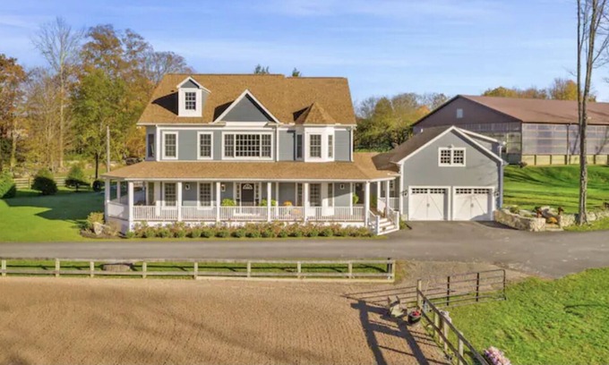 North Salem Otro | Luxury home on horse farm near lakes, golf, hiking, skiing, great restaurants!
