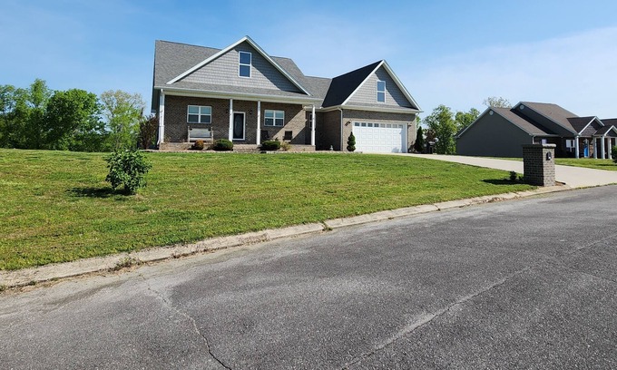 Dayton Casa | Luxury home surrounded by lake Chicamauga