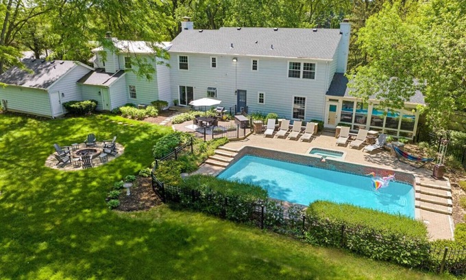 Fox Valley Casa | Designer Home: Heated Pool (open til 10/31) Hot Tub, 4 Kings, Near Chicago