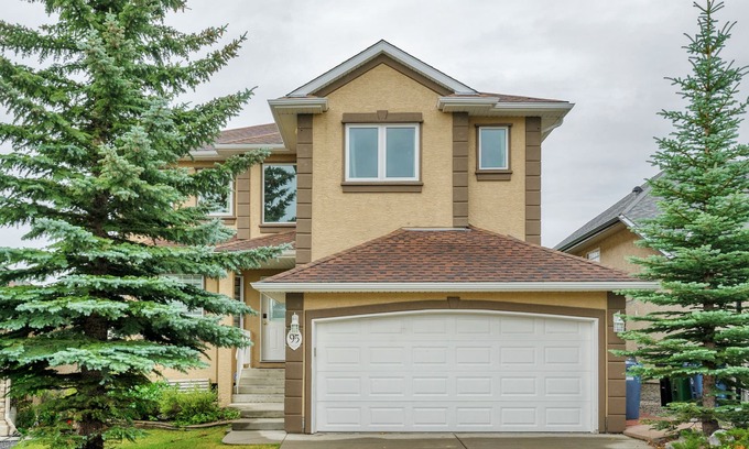 Edgemont Casa | Luxury Home! w/King [Home Theatre] BBQ {Jacuzzi}