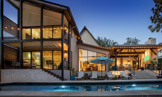Tarrytown Casa | El lujo cumple con la comodidad 6BR / 3BA Inicio Fabuloso patio al aire libre y piscina 8 minutos en el centro de la ciudad