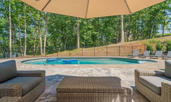 Gainesville Casa | Luxury Home w/Private Dock and Pool