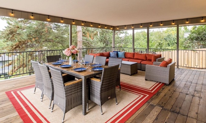 Scenic Heights Casa | Luxury Home with 8 beds Hot Tub and an Awesome Deck!