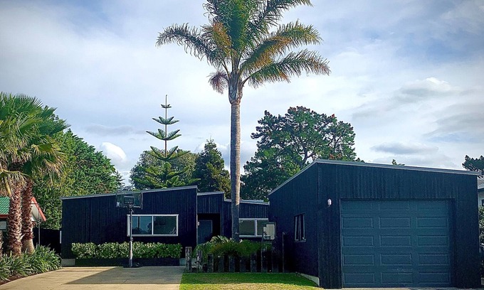 Whangamata Casa | Luxury Home with pool/spa; close to beach/ 4 bedroom/ 2 bath. On golf course.