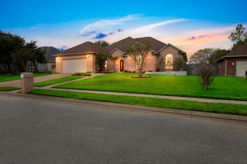 Edelweiss Casa | Luxury Home with Gourmet Kitchen - 3 Miles to A&M, Sleeps 14