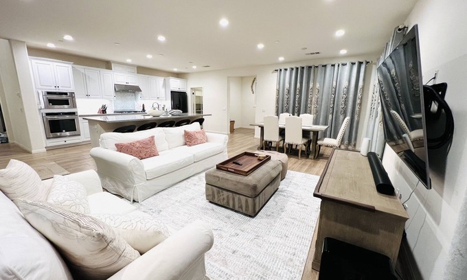 Santa Barbara Casa | Luxury Home with Community Pool Spa 5 Mins to UCSB