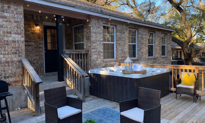 Cibolo Casa | Luxury Hot Tub Near San Antonio- 6 Bds- private!!