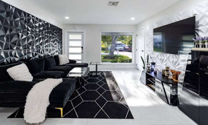 Boulevard Heights Casa | Luxury House 5min to the HardRock Casino!! W/ Sauna & Jacuzzi