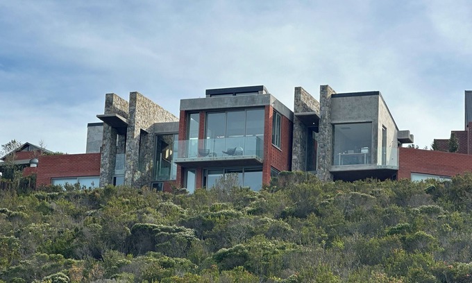 George Casa | Luxury house in Herolds Bay. Stunning ocean views. Hiking, cycling and golf.