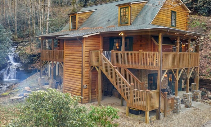 Maggie Valley Casa | Casa de lujo con ascensor en arroyo con cascadas en 43 acres en las montañas!