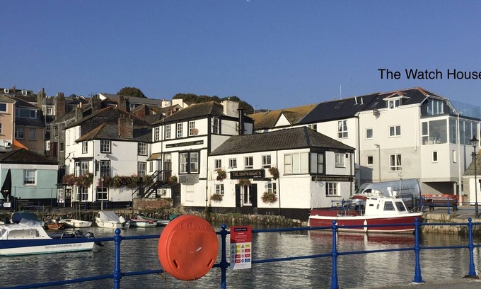 Mylor Churchtown Casa | Luxury house on quay with 180 degree panoramic views over harbour and estuary
