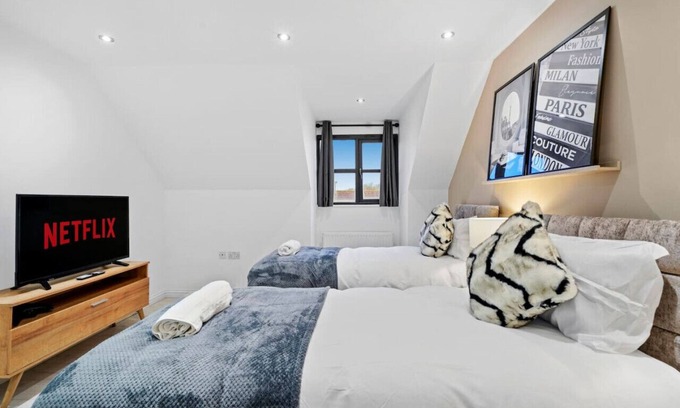Willen Casa | Luxury House - Pool Table, FastWifi & Free Parking