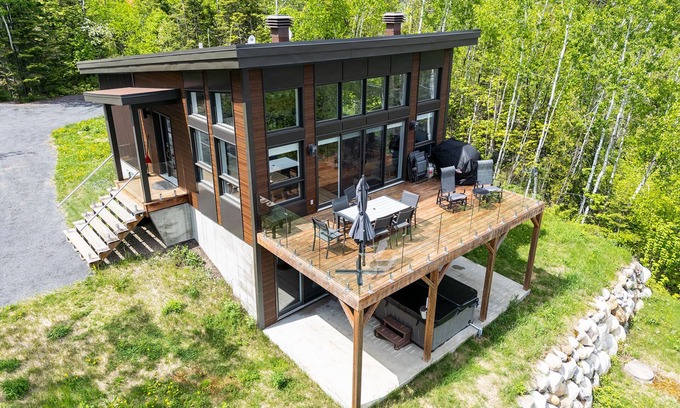 Saint Irenee Casa | Luxury House with Breathtaking River Views: Hot Tub & Stargazing Perfect Getaway