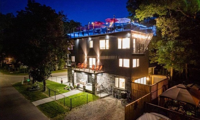 Grand Bend Chalet De Esquí | Luxury house with Hot Tub/Games room/Firepit,7 Beds/Rooftop/BBQ