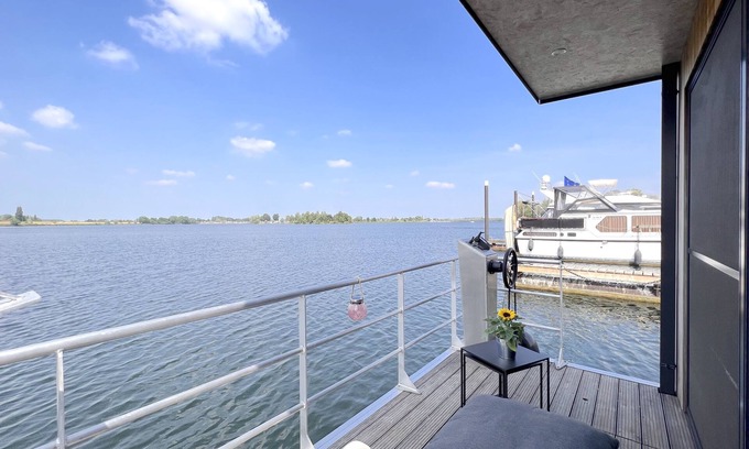 Maasbommel Alquiler De Eote | Luxury houseboat in beautiful Maasbommel