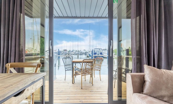Volendam Alquiler De Eote | Casa flotante de lujo en el puerto deportivo de Volendam