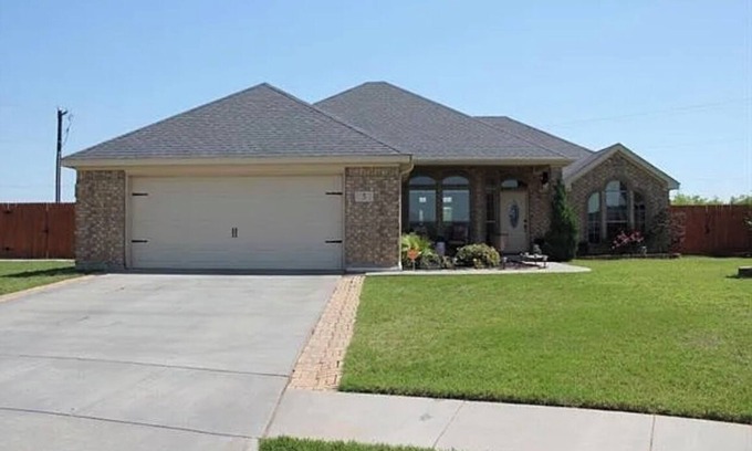 Wichita Falls Casa | Luxury huge 4br home, 2king, 1queen, triple bunk bed, 4TV with fence playground❣️