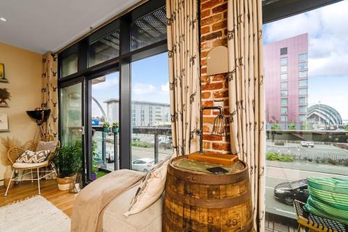 Glasgow Westend Apartamento | Luxury Huge Modern Open Plan 2Bedroom Flat - Free Private Parking & Balcony located at the OVO Hydro and SEC Centre
