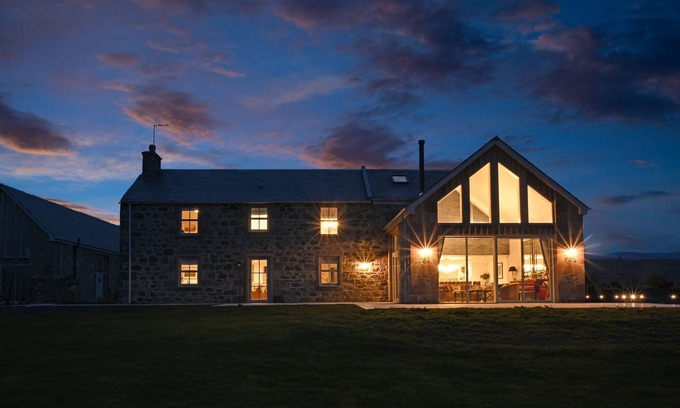 Murthly Otro | Luxury hunting lodge with hot tub on stunning Scottish estate