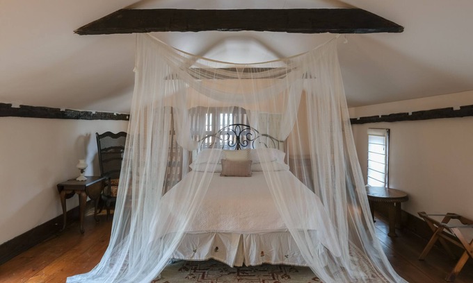 Clarence Casa | Luxury in a Historic Landmark-great restaurants within walking distance!