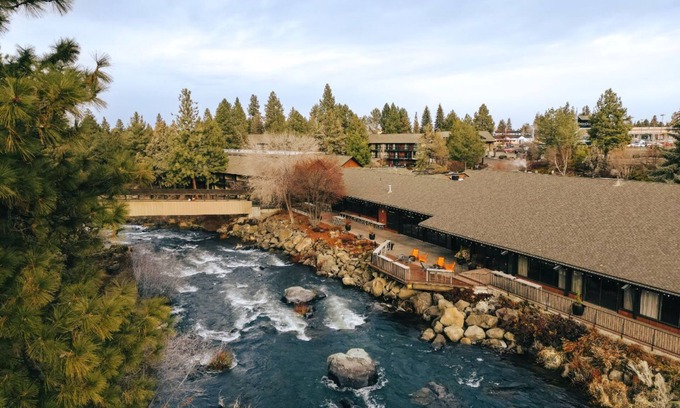 Orchard District Apartamento | Luxury in Bend, OR | Guestroom + Nature Experience