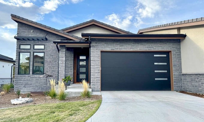 Castle Pines Village Casa | Luxury in Castle Pines Village - Hot Tub & Pool!