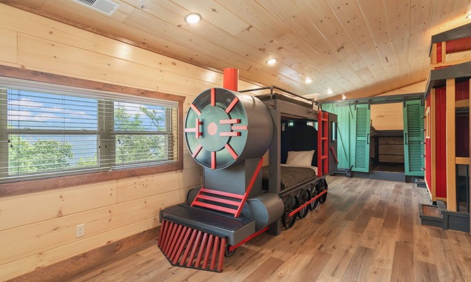 Sevierville Cabina | Luxury Indoor Pool/Theater/Game Room/Dog Friendly-Sleeps 20