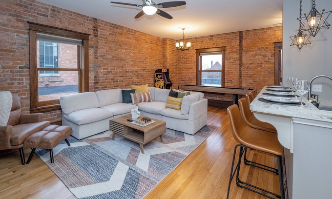 Central Business District Apartamento | Luxury Industrial Loft The Heart of Downtown