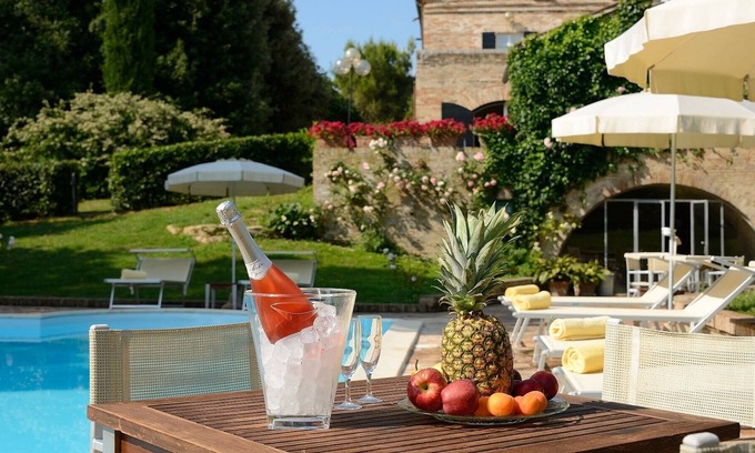 Rupoli Villa | Lujo le rodea en este elegante del siglo XVIII Holiday Villa