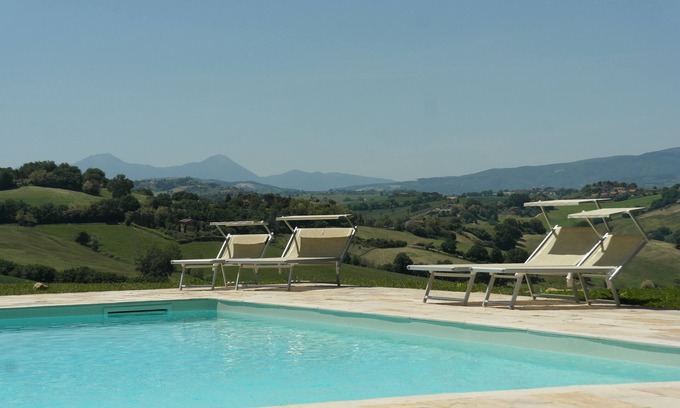 Montemaggiore al Metauro Apartamento | Apartamento de lujo con piscina en un lugar de ensueño cerca del mar con impresionantes vistas