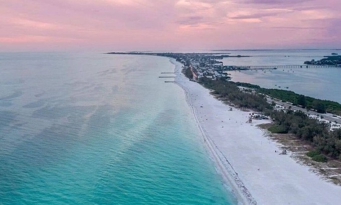 Holmes Beach Casa | Luxury Italian Villa, Across From The Gulf, Heated Pool, Pool Bar, Game Room