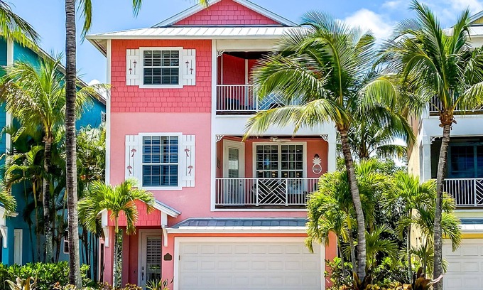 Stuart Casa | Luxury Key West feel steps from Historic downtown Stuart, minutes from the beach