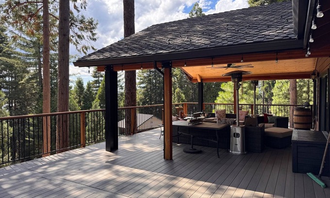 Lake Almanor Country Club Apartamento | Luxury Lake Almanor Cabin Covered Deck & Views