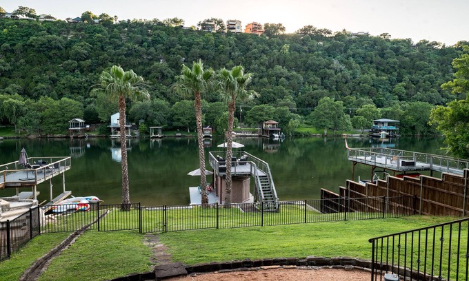 Montview Harbor Casa | Hermosa casa frente al mar en el lago Austin ¡Perfecto para niños y perros!