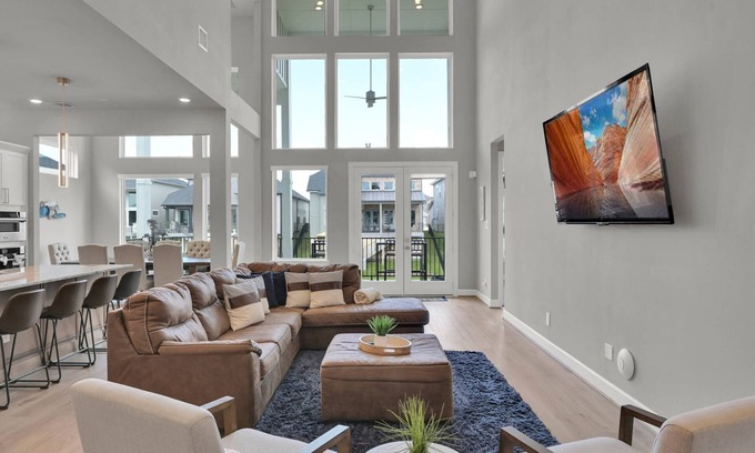 French Quarter Casa | Luxury Lake Conroe Stay: 5 Bedrooms, Private Dock, Balconies & Stunning Canal Views! Festival Nearby