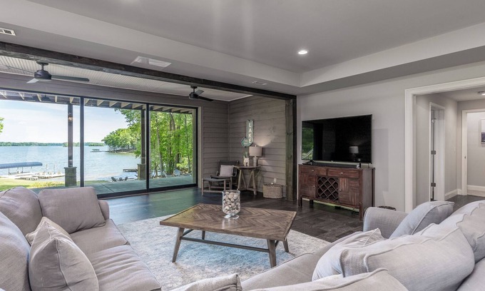 Lake Oconee Casa | Luxury Lake Escape with game room and hot tub!