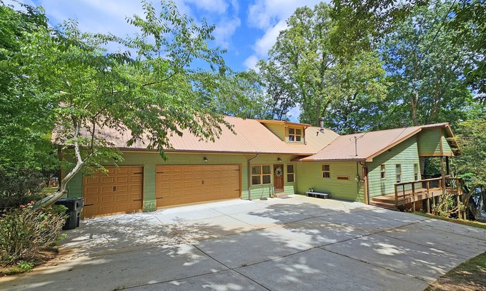 Dawsonville Casa | Luxury, lake front with private dock!