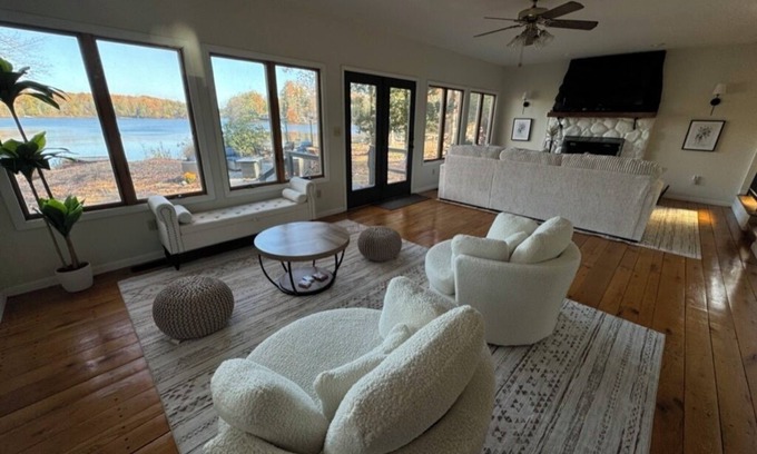 Bridgeton Casa | Luxury Lake House Getaway in charming Jersey Shore Countryside
