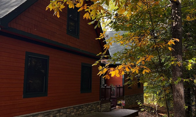 Scottsville Casa | Luxury Lake House w/ DOCK. DIRECT LAKE ACCESS/Tennis/PICKLEBALL/Basketball Court