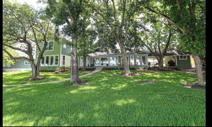 West Livingston Casa | Luxury Lake Living - Open Boat slip, Great for Families