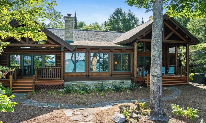 Charlevoix Casa | ¡Residencia ejecutiva en el lago Michigan con increíbles puestas de sol y colores de otoño!