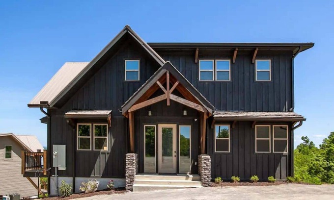 Sevierville Cabina | Mountain Waters - Pool, Theater & Views!