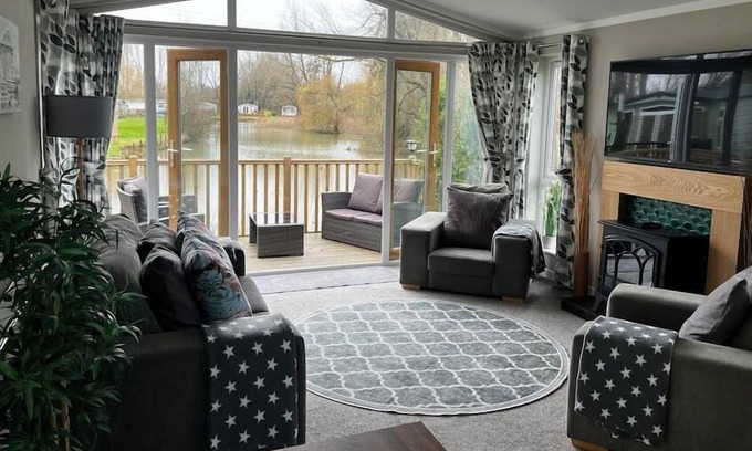 Great Houghton Cabina | Luxury Lake Side Lodge Sleeps 5, Very Quiet Location