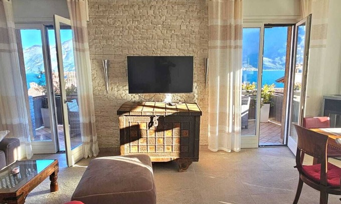 Limone sul Garda Apartamento | Noble, espacioso apartamento de 3 dormitorios con vista al lago en el casco antiguo de Limone