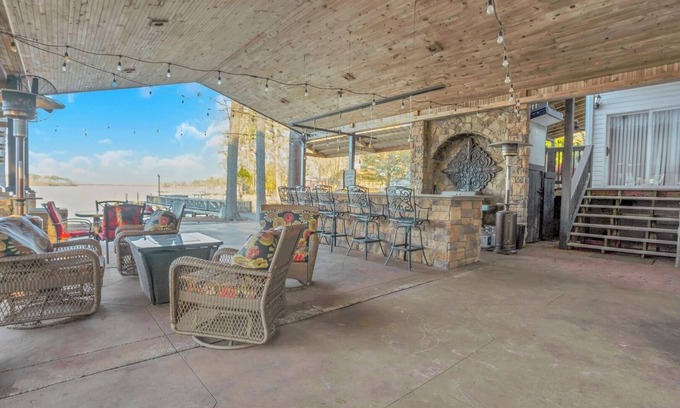 Gilbert Cabaña | Luxury Lakefront 4br: Jacuzzi, Game Room & Wi-fi
