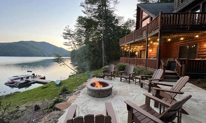 Topton Casa | Luxury Lakefront Cabin